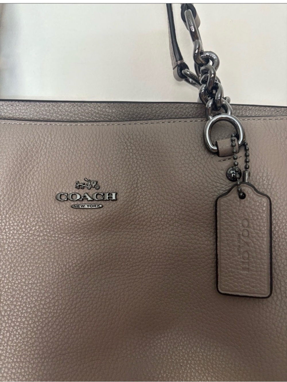NWOT Coach Pebbled Leather Tote in Taupe Gray

Come with dust bag - Picture 3 of 4